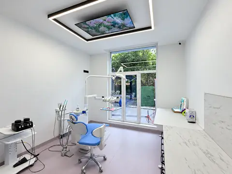 Кабинет с изглед към двора