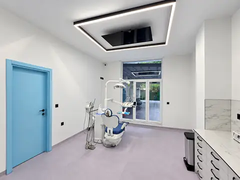 Кабинет с изглед към двора